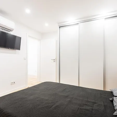 Blue By The River Apartment *