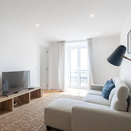 Blue By The River ליסבון